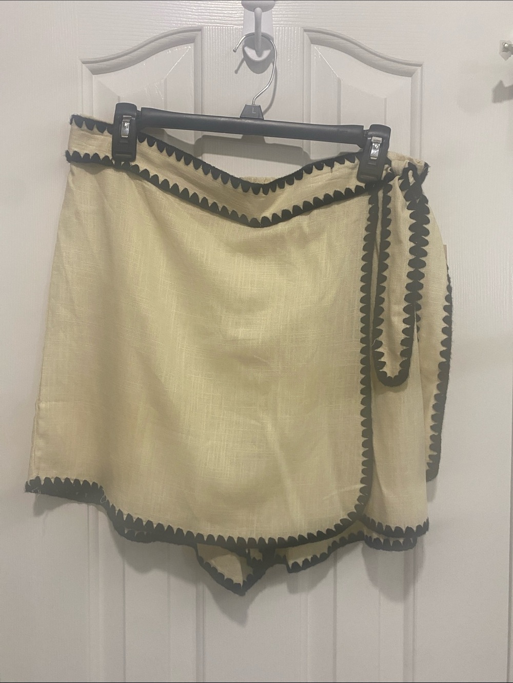 Calligraphie Wrap-Style Skorts Shorts in Cream with Black Trim Size L NWT